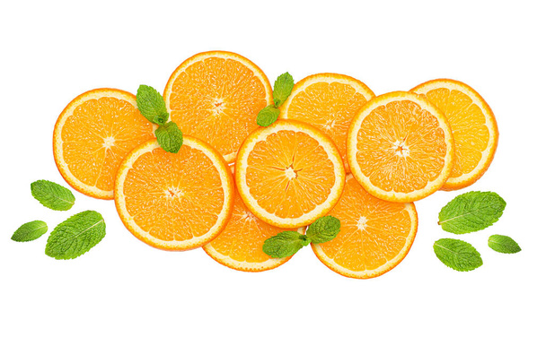composizione di frutta a fette di arancia e foglie di menta su uno sfondo bianco isolato. vista dall'alto - Foto, immagini