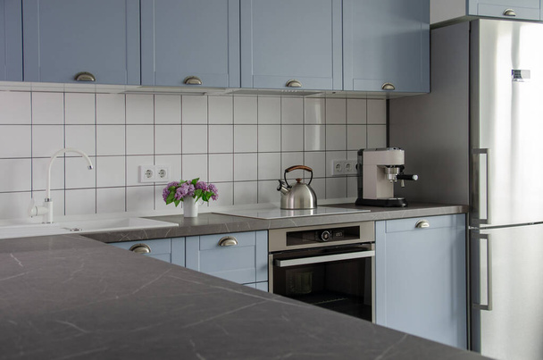 moderne stilvolle blaue und graue Küche mit Wasserkocher und Kaffeemaschine - Foto, Bild