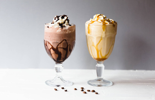Chocolate y batido de vainilla con caramelo y granos de café - Foto, imagen