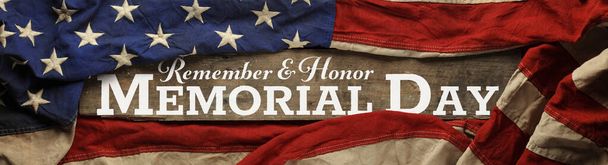 Americká vlajka pokrývající ošoupané a opotřebované dřevo. Wallpaper for USA Memorial Day with Remember and Honor Memorial Day. - Fotografie, Obrázek