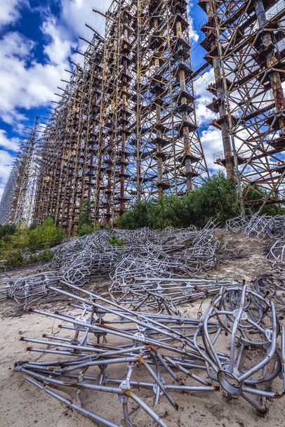 Antiguas antenas del radar soviético Duga en una base militar abandonada en la Zona de Exclusión de Chernobyl, Ucrania - Foto, Imagen