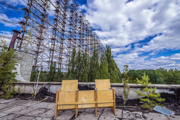 Hausdach neben dem so genannten Duga-Radar in einem verlassenen Militärstützpunkt in der Tschernobyl-Sperrzone, Ukraine - Foto, Bild