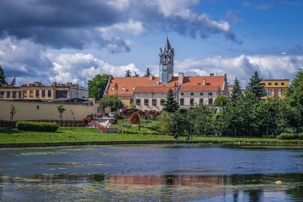Barczewo, Poland - 24 серпня 2017: Pond in Barczewo town, view with City Hall - Фото, зображення