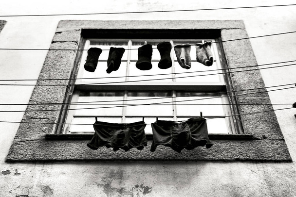 Biancheria intima da uomo appesa a una clothesline in Portogallo. Foto monocromatica. - Foto, immagini