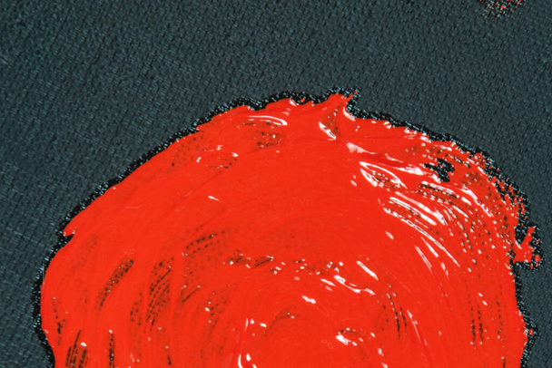 soyut yaratıcı arkaplan: siyah bir tuval, geçici bir nesne tonu, kırmızı noktalar, renkli astar renkleri ve sıçramaları.  - Fotoğraf, Görsel