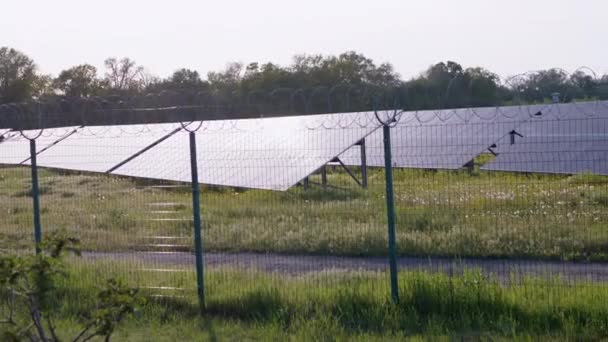 Paneles solares vallados con valla de alambre de púas. Baterías solares. 4K - Metraje, vídeo
