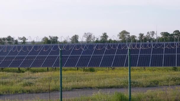 Сонячні панелі Огороджені парканом з колючого дроту. Сонячні батареї. 4-кілометровий
 - Кадри, відео