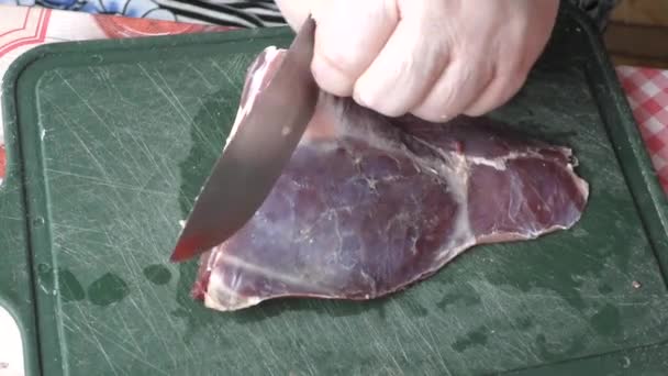 kuchař krájí jelení maso nožem. zdravá výživa  - Záběry, video