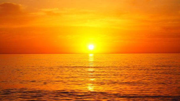 schöner gelber Schein auf dem Meer von der Sonne - Foto, Bild