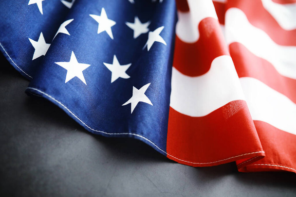 Хлопающий флаг США с волной. Американский флаг на День памяти или 4 июля. Крупный план американского флага на тёмном фоне - Фото, изображение