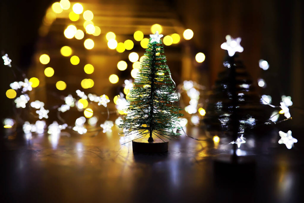 Natal e Ano Novo espaço de cópia de fundo feriado. Fundo de férias de inverno com abeto congelado, luzes de brilho, bokeh - Foto, Imagem