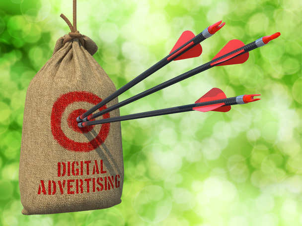 Digitale Werbung - Pfeile treffen rotes Markierungsziel. - Foto, Bild