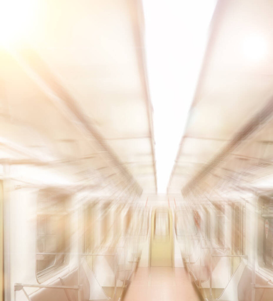 Вагон метро с пустыми креслами. Пустой вагон метро. - Фото, изображение