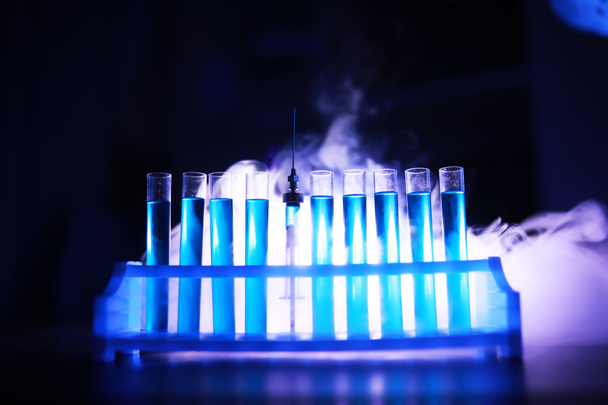 ガラスの試験管が新しい液液をオーバーフローカリウムブルーは、分析反応を行います化学薬品がん製造を使用して様々なバージョンの試薬を取ります  - 写真・画像