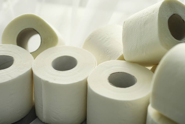 Toiletpapier in een rol. Sneeuwwitje zacht wc-papier met drie lagen. Gebrek aan hygiëne producten. Primaire bescherming en ontsmetting. - Foto, afbeelding