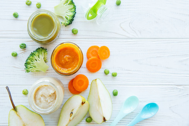 Aliments pour bébés, assortiment de purée de fruits et légumes, plat, vue de dessus, espace pour le texte - Photo, image