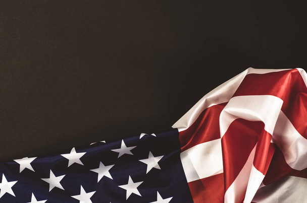 Amerikai zászló fekete alapon, feliratos hellyel, szépia effektussal. - Fotó, kép