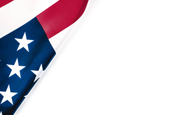 Amerikanische Flagge auf weißem Hintergrund mit Platz für Text. Amerika-Urlaubskonzept - Foto, Bild