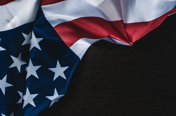 Американский флаг на темном деревянном фоне с местом для текста - Фото, изображение