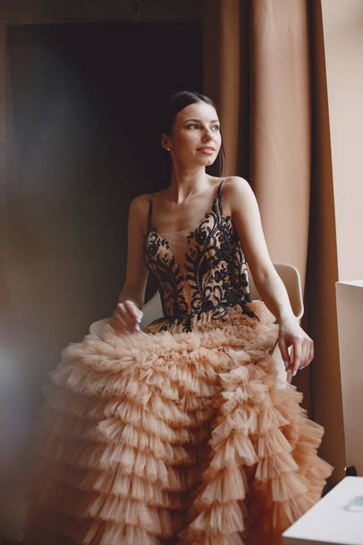 Beautiful woman model posing in elegant dress in the studio - Foto, imagen