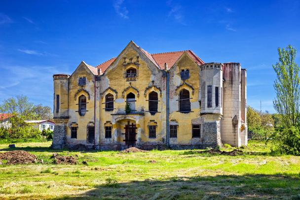 Casa señorial neogótica en Kolta, ruinas, monumento, Eslovaquia. - Foto, imagen