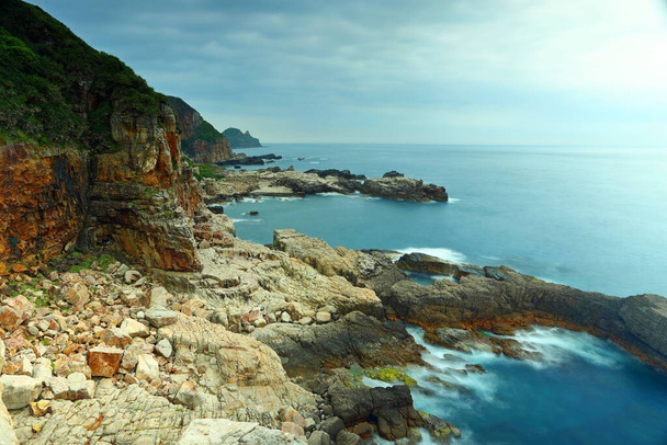 Залив Лундун на северо-западном побережье Тайваня (города Новый Тайбэй и Илань). - Фото, изображение