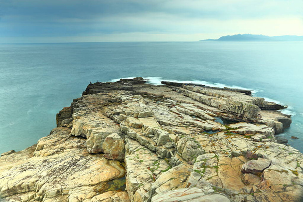 Залив Лундун на северо-западном побережье Тайваня (города Новый Тайбэй и Илань). - Фото, изображение