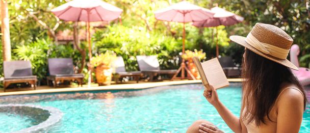 Vacaciones de verano Joven asiático Hermosa mujer relajándose en la piscina en el balneario. Hermoso complejo frente a la playa tropical hotel con piscina - Foto, Imagen