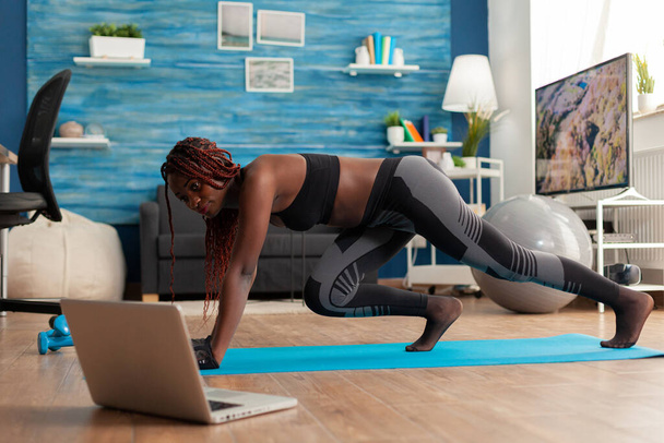 Black fit atletyczna kobieta trening dla siły mięśni - Zdjęcie, obraz