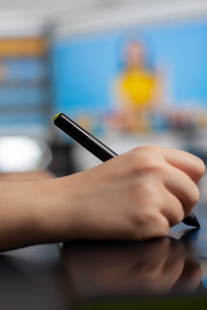 Lähikuva väri nainen korjaaja tilalla stylus kynä liikkuvat graafinen tabletti - Valokuva, kuva