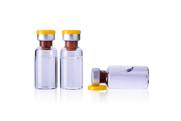 Beyaz arka planda izole edilmiş Covid-19 Coronavirus aşısı şişesi. - Fotoğraf, Görsel