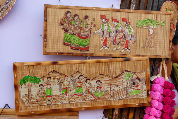Πολύχρωμα χειροτεχνήματα ετοιμάζονται προς πώληση στην Καλκούτα από Ινδό αγρότη. Οι βιοτεχνίες είναι αγροτικές βιομηχανίες στη Δυτική Βεγγάλη. - Φωτογραφία, εικόνα
