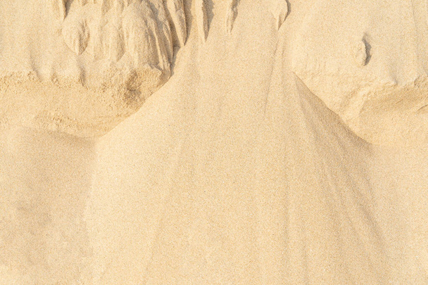 Песок текстура фона на пляже. Светло-бежевый морской песок текстуры картины, песчаный пляж фон. - Фото, изображение