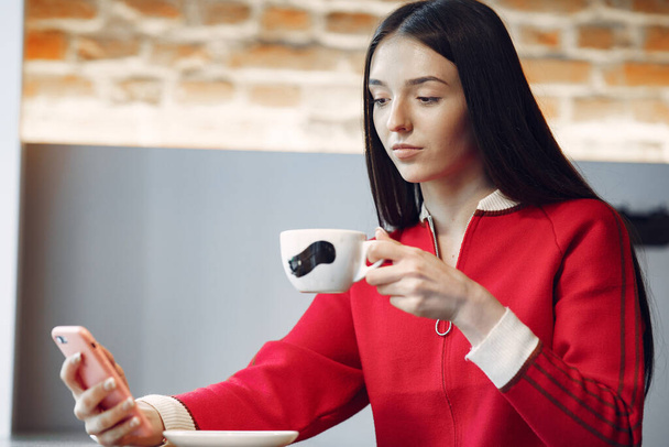 Woman drinking coffee in the morning at restaurant - Valokuva, kuva