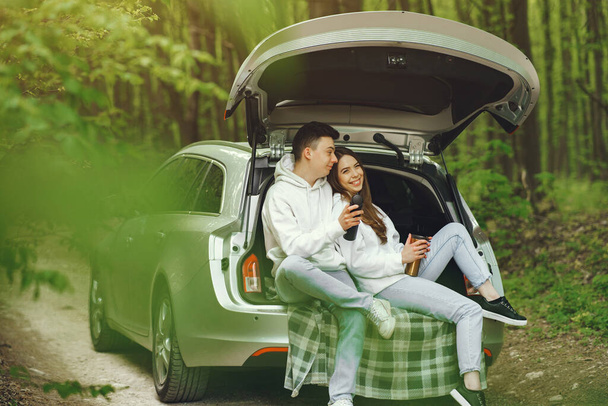 Couple in a forest sitting in a trunk - Foto, Imagem