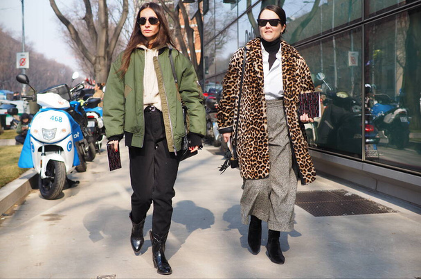 Milan moda haftasında Armani moda defilesinden önce moda blogcuları sokak tarzı kıyafet koleksiyonu - Fotoğraf, Görsel