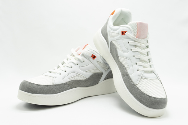 Sneakers bianche con inserti arancioni su sfondo bianco isolato con spazio per copiare il testo - Foto, immagini