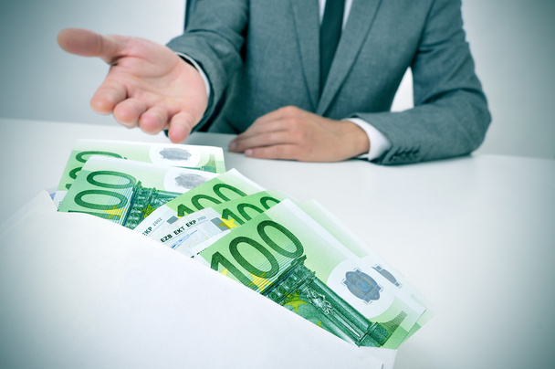 az ember vesz egy teljes számlákat euro boríték - Fotó, kép