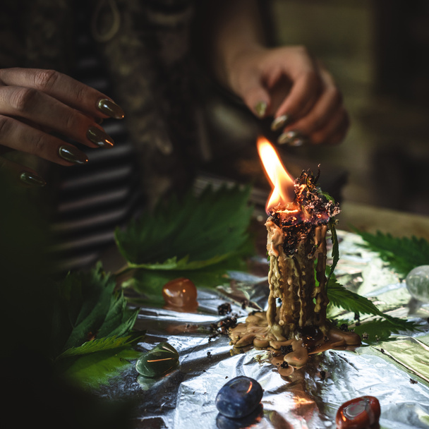 Wicca Naturzauber. Kerze zur Reinigung der Aura, magische Rituale und Wachsguss, Energie sauber. Altar der modernen Hexe. - Foto, Bild