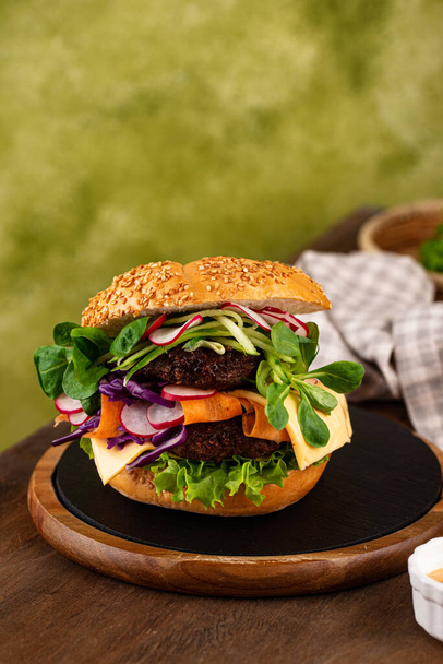 Burger with vegetables and plant-based cutlet - Φωτογραφία, εικόνα