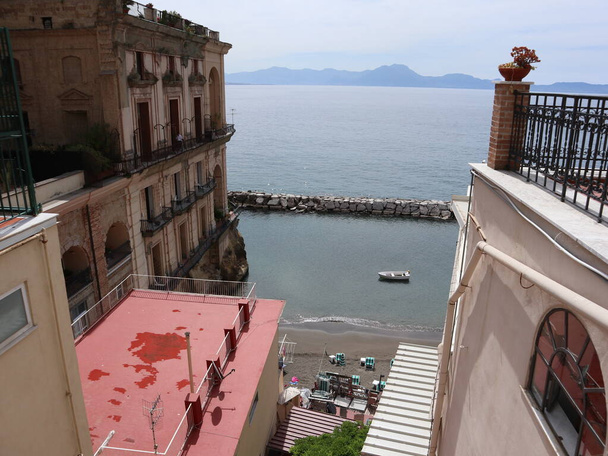 Neapol, Kampánie, Itálie - 20. května 2021: Panoramatický pohled na Bagno Sirena lido z Via Posillipo - Fotografie, Obrázek