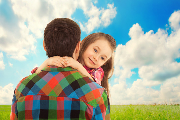 Девушка обнимает своего отца
 - Фото, изображение