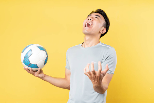 Asiatique homme tenant ballon dans la main et criant - Photo, image