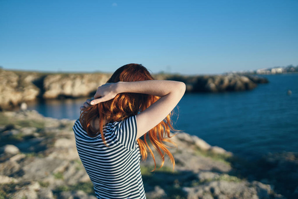 kobieta w górach w pobliżu błękitne jezioro lato wakacje model okulary krajobraz - Zdjęcie, obraz