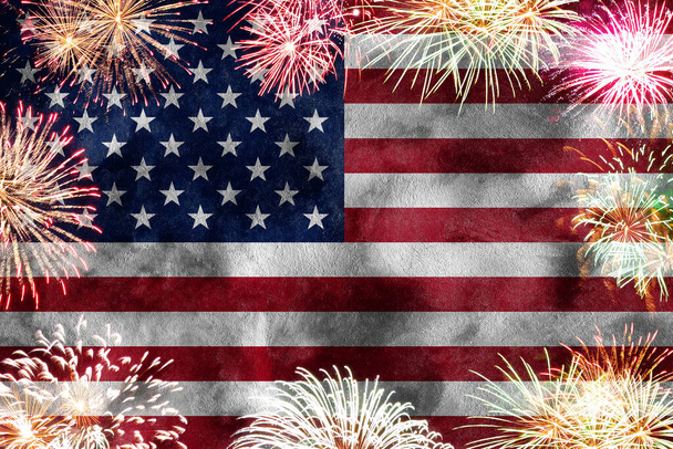 Концепция празднования Дня независимости США. Государственный флаг США на фоне фейерверков на 4 июля. - Фото, изображение