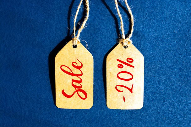 Oferta de venta 20% de descuento en precio con cadena marrón sobre fondo azul - Foto, Imagen