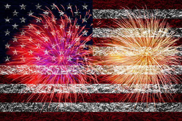 Concetto di celebrare il Giorno dell'Indipendenza negli Stati Uniti d'America. Bandiera nazionale USA con sfondo fuochi d'artificio per il 4 luglio. - Foto, immagini