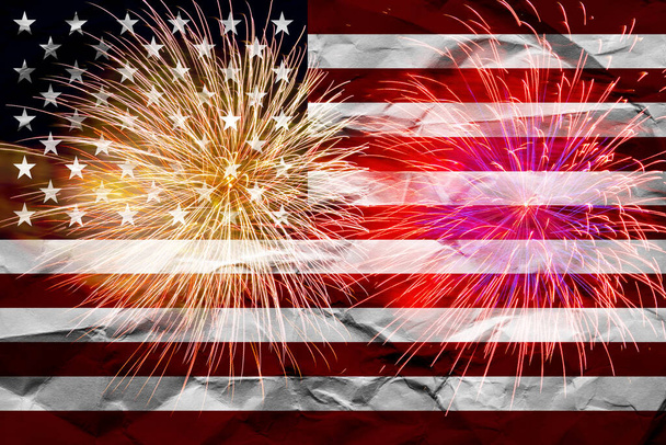 Έννοια του εορτασμού της Ημέρας Ανεξαρτησίας στις Ηνωμένες Πολιτείες της Αμερικής. Αμερικανική σημαία με φόντο πυροτεχνήματα για τις 4 Ιουλίου. - Φωτογραφία, εικόνα