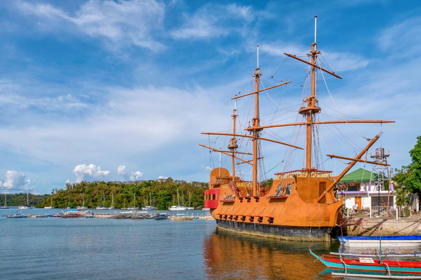 Replika tradiční španělské galeony, místní výroby a nachází se na nábřeží Muelle Bay, malebný přístav v populární turistické destinace Puerto Galera, Filipíny. - Fotografie, Obrázek