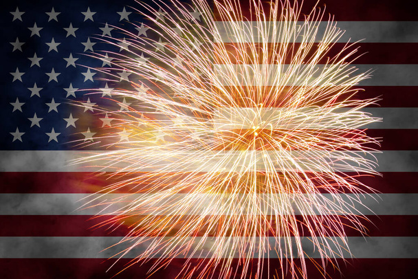 Koncepcja obchodów Dnia Niepodległości w Stanach Zjednoczonych Ameryki. Flaga narodowa USA z tle fajerwerków na 4 lipca. - Zdjęcie, obraz